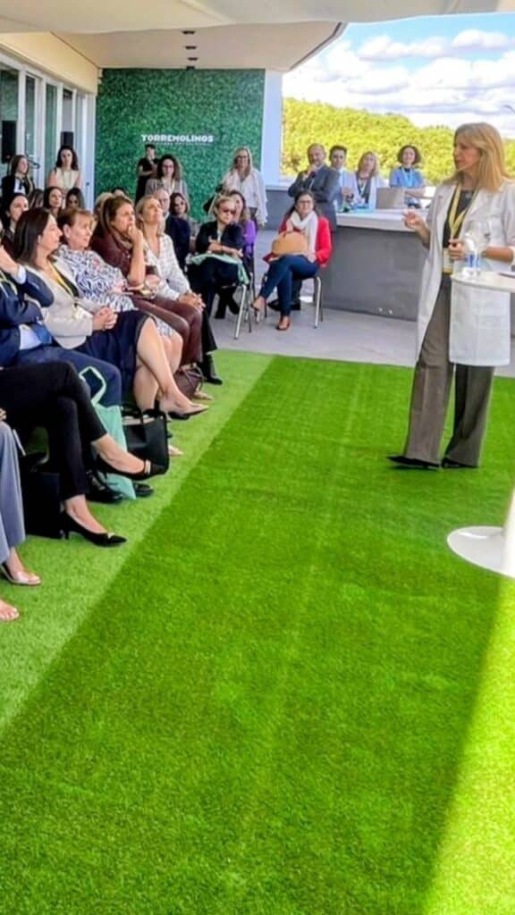 Patricia Tudó se dirige al público asistente en el XX Congreso de la Abogacía de Málaga, celebrado en Torremolinos