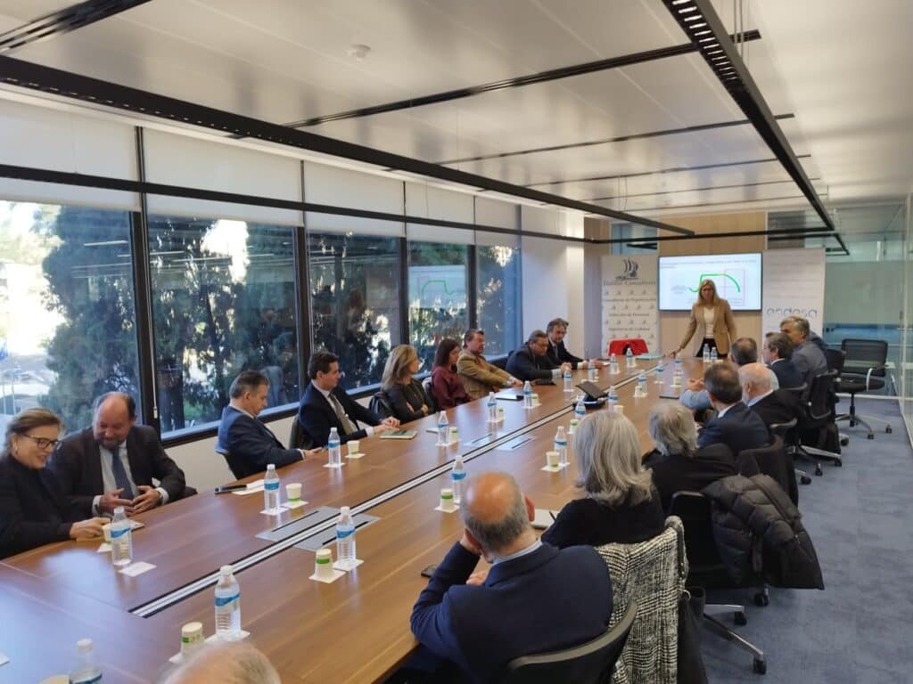 Patricia Tudó imparte una sesión de formación en salud mental ante un equipo directivo reunido en una sala de juntas