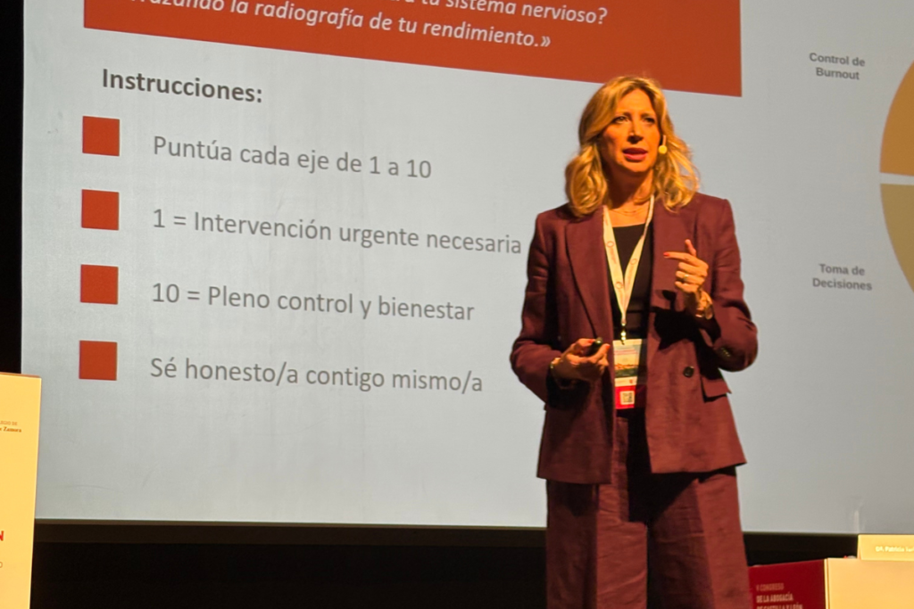 Patricia Tudó explicando una dinámica de autoevaluación del rendimiento ante la pantalla con las instrucciones