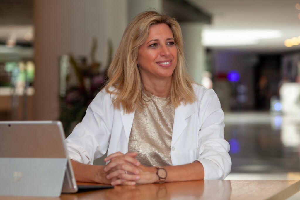 Patricia Tudó trabajando con el portátil en su despacho