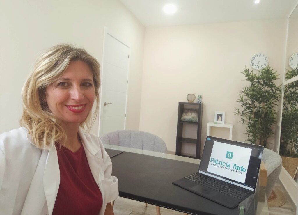 Patricia Tudó en su consulta, con bata blanca
