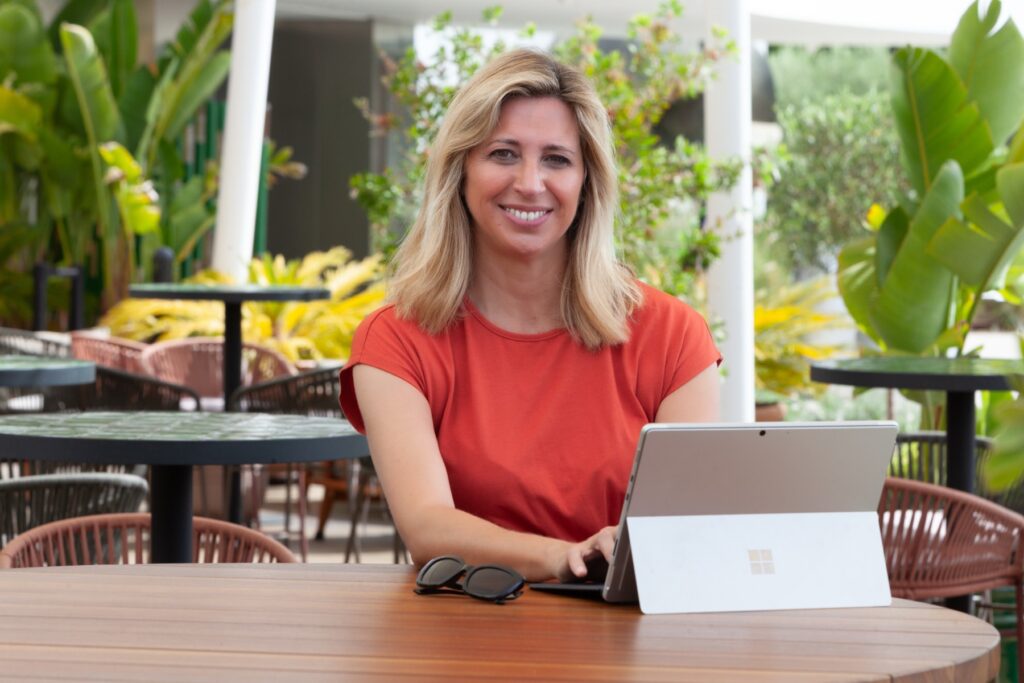 Patricia Tudó trabajando al aire libre con el portátil