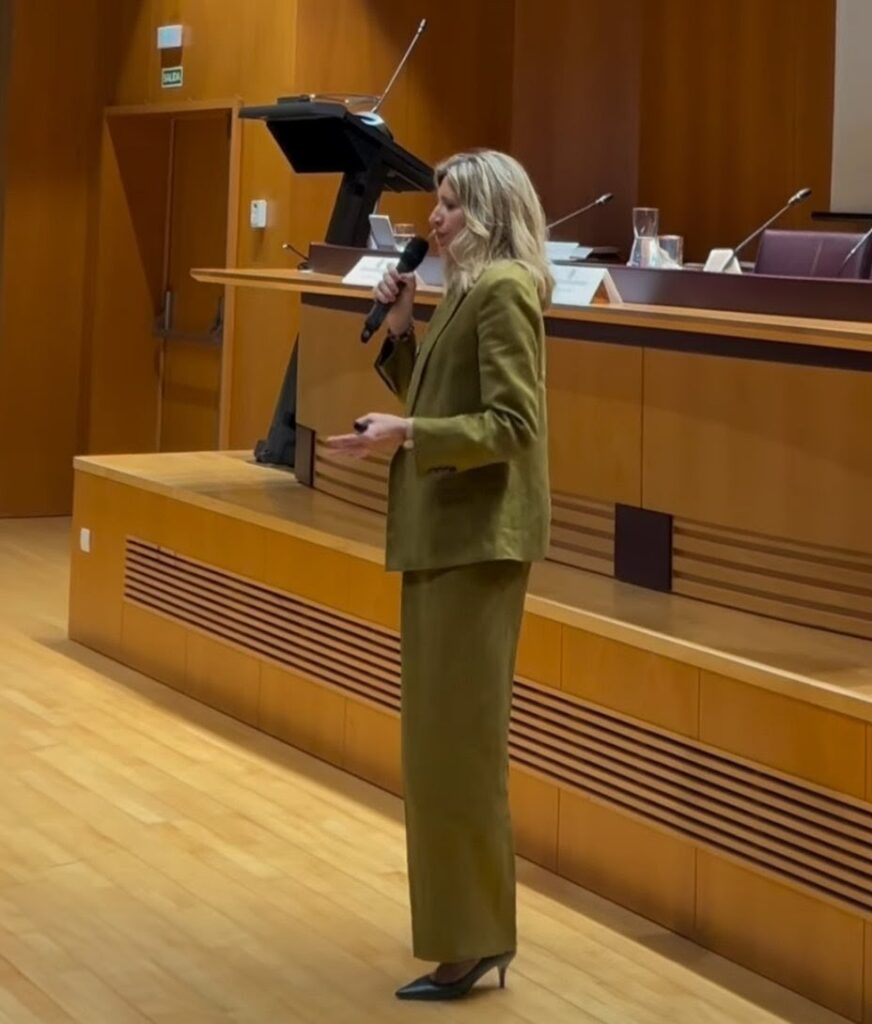 Patricia Tudó hablando desde el atril en un auditorio