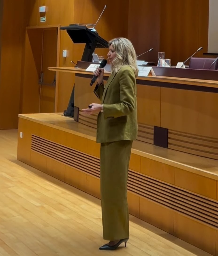 Patricia Tudó hablando desde el atril en un auditorio