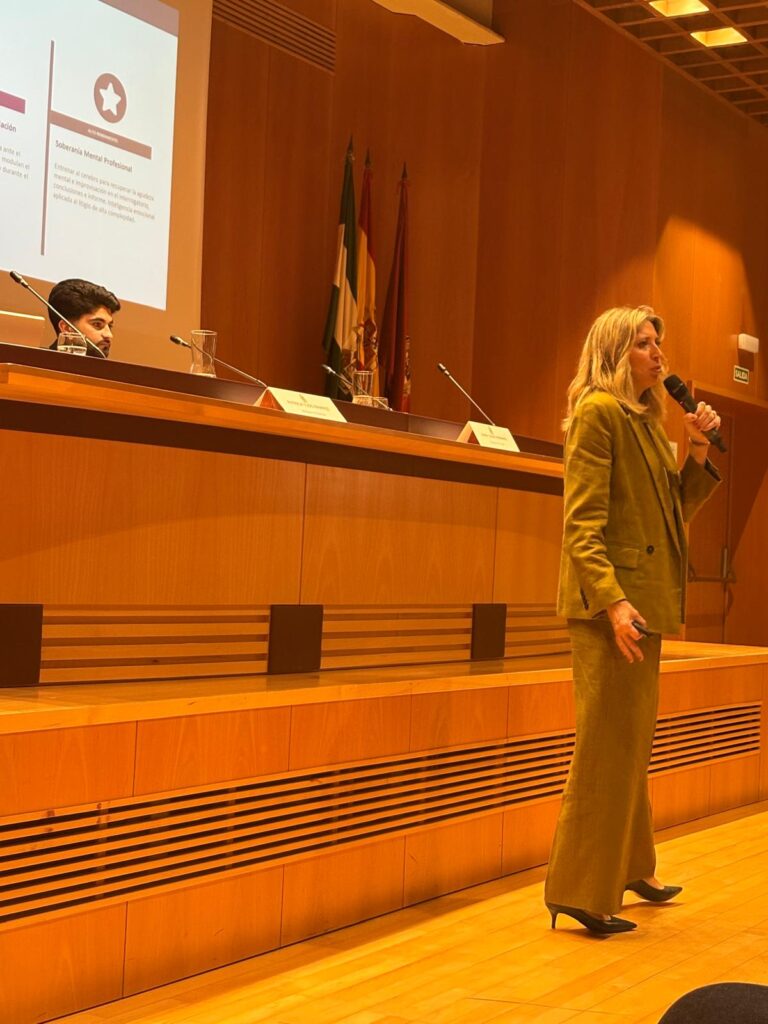 Patricia Tudó durante una ponencia ante un auditorio