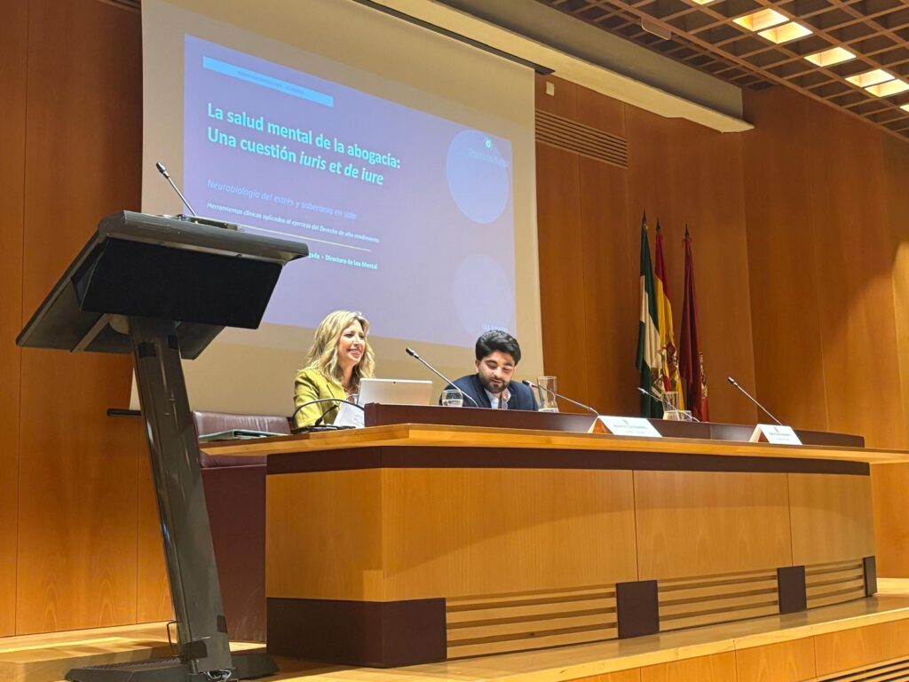 Patricia Tudó impartiendo una ponencia sobre salud mental en la abogacía ante un auditorio