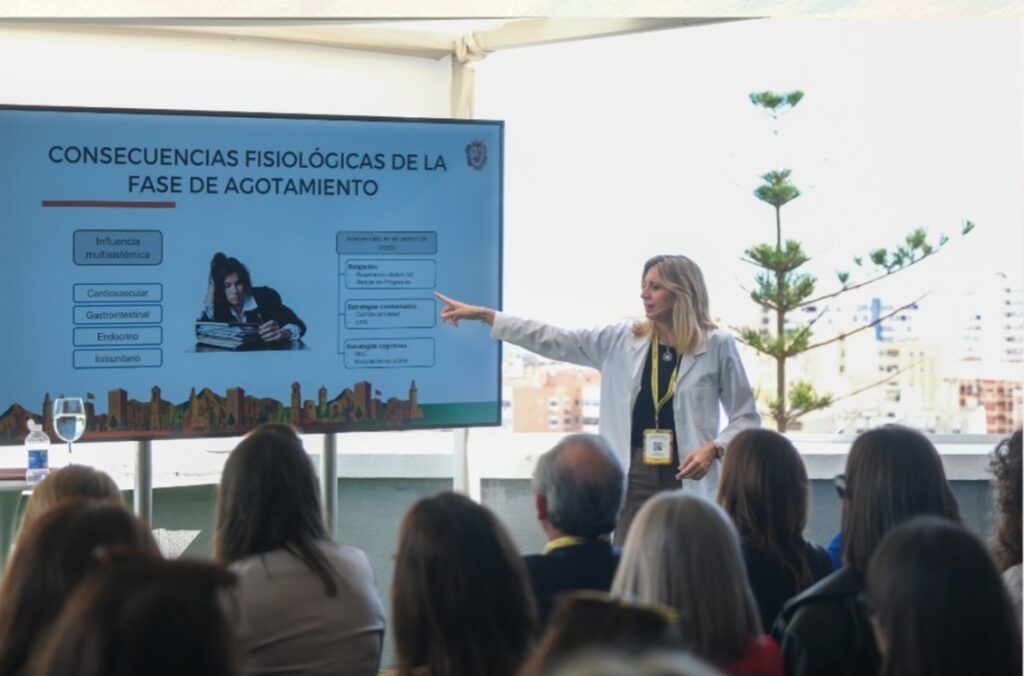 Patricia Tudó explicando las consecuencias fisiológicas de la fase de agotamiento ante los asistentes de un taller